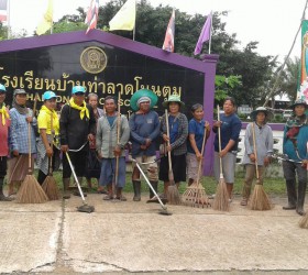 ประชาชนชาวตำบลเชียงเพ็งร่วมกันทำความสะอาดในวันที่ 12 สิงหาคม 2562