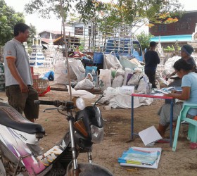 การรับซื้อขยะ บ้านท่าลาด หมู่ 6 ประจำวันที่ 4 มิถุนายน 2563