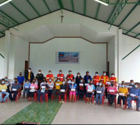 ผู้ว่าราชการจังหวัดยโสธร รองผู้ว่าราชการจังหวัดยโสธร สำนักงานป้องกันและบรรเทาสาธารณภัยจังหวัดยโสธรร่วมมอบเงินช่วยเหลือผู้ประสบวาตภัยตำบลเชียงเพ็ง จำนวน 26 ครัวเรือน ณ วัดนักบุญยอเแซฟ บ้านเซซ่ง หมู่ 4 ตำบลเชียงเพ็ง อำเภอป่าติ้ว จังหวัดยโสธร
