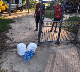 มอบอาหารสำหรับผู้ถูกกักกันในสถานที่ควบคุมเพื่อสังเกตการเริ่มป่วย 	โรคติดเชื้อไวรัสโคโรนา 2019