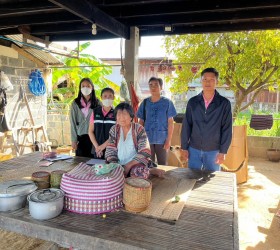 เยี่ยมบ้านผู้สูงอายุและตรวจสอบข้อมูลเพื่อให้ความช่วยเหลือสำหรับผู้สูงอายุที่อยู่ในกลุ่มเปราะบาง