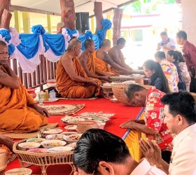 ถวายภัตตาหารเพลแด่สามเณร ที่บรรพชาในโครงการ บรรพชาสามเณรภาคฤดูร้อนเฉลิมพระเกียรติ ฯ ประจำปี 2569