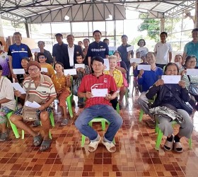 มอบเงินช่วยเหลือผู้ประสบภัยวาตภัยในพื้นที่ตำบลเชียงเพ็ง